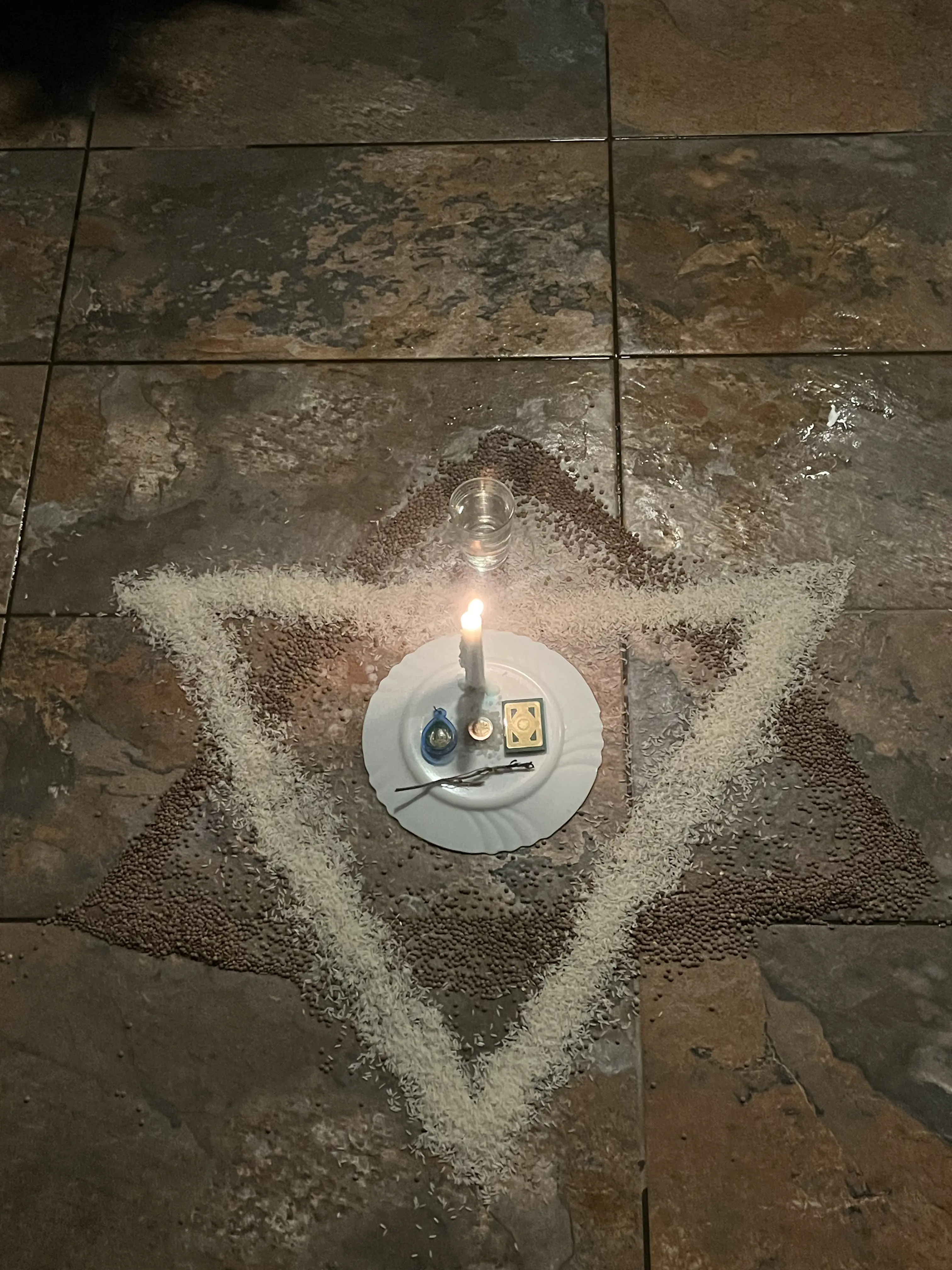 Rituel au sol avec tracé symbolique